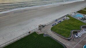 På stranden, solsenger og strandhåndklær