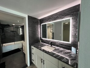 Douche, sèche-cheveux, serviettes fournies, savon
