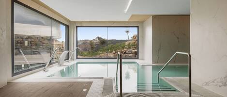 Una piscina techada, una piscina al aire libre