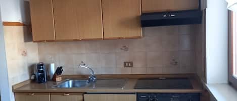 ثلاجة، ميكروويف، فرن، موقد طهي مسطح