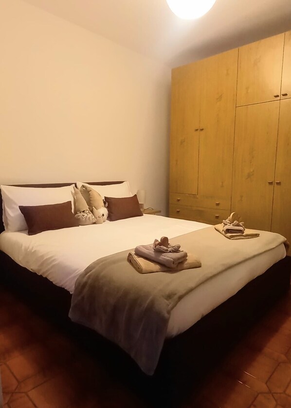 2 bedrooms, iron/ironing board, travel cot, free WiFi