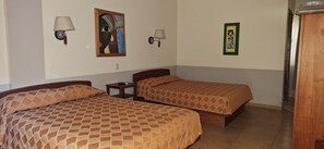 Escritorio, espacio para trabajar con laptop y cortinas blackout 