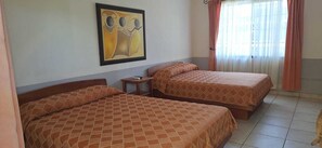 Habitación doble Confort | Escritorio, espacio para trabajar con laptop y cortinas blackout