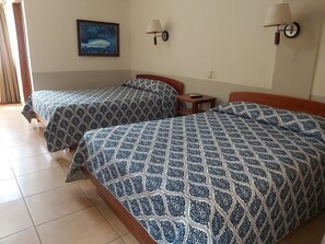 Habitación doble Confort | Escritorio, espacio para trabajar con laptop y cortinas blackout