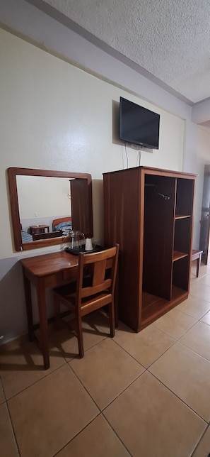 Habitación doble Confort | Escritorio, espacio para trabajar con laptop y cortinas blackout