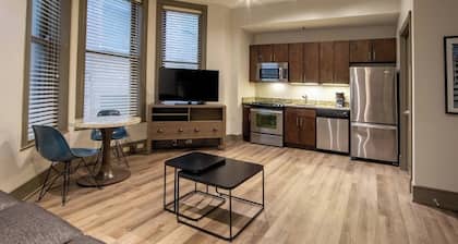 Charming 1-BR resort w/ pool & fitness room, Supebowl week downtown New Orleans