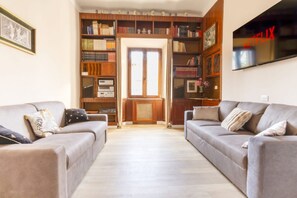 TV, books, music library, video library - Elegantis.it La ParioLina Apartment (Roma)