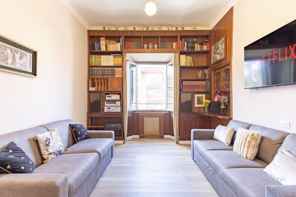 Fernseher, Bücher, Musikbibliothek, Videothek