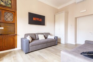 Fernseher, Bücher, Musikbibliothek, Videothek