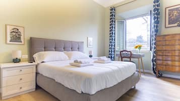2 Schlafzimmer, Schreibtisch, Bügeleisen/Bügelbrett, Reisekinderbett