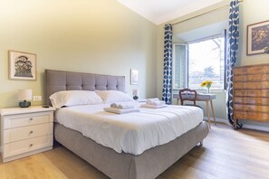 2 Schlafzimmer, Schreibtisch, Bügeleisen/Bügelbrett, Reisekinderbett