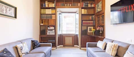 Smart-tv, boeken en een stereo