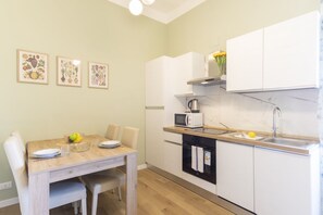 Fridge, microwave, oven, stovetop - Elegantis.it La ParioLina Apartment (Roma)