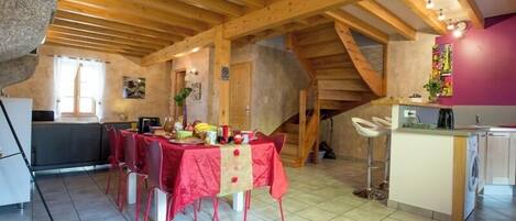 Pièce de vie : salle à manger, salon.