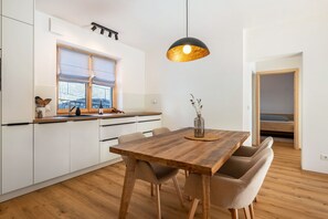 Dining - Apartment 'Jan's  Am See' with Lake View, Balcony and Wi-Fi (Pracupola)