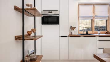 Fridge, oven, stovetop, dishwasher