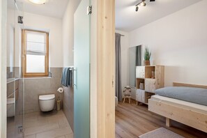 Shower, hair dryer, towels - Apartment 'Jan's  Am See' with Lake View, Balcony and Wi-Fi (Pracupola)