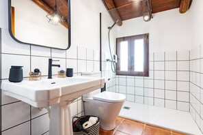 Chuveiro, secador de cabelo, toalhas de banho 