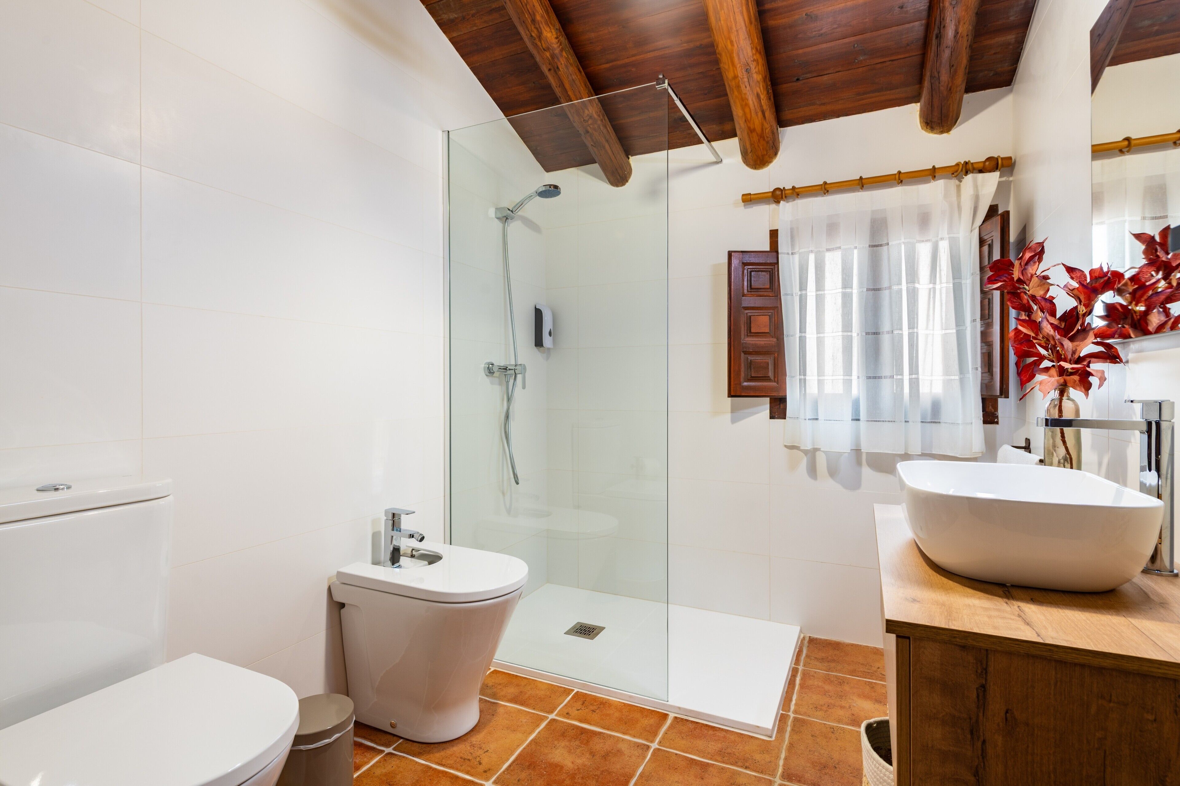 Een douche, een haardroger, handdoeken