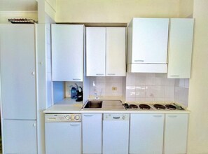 Fridge, oven, stovetop, coffee/tea maker