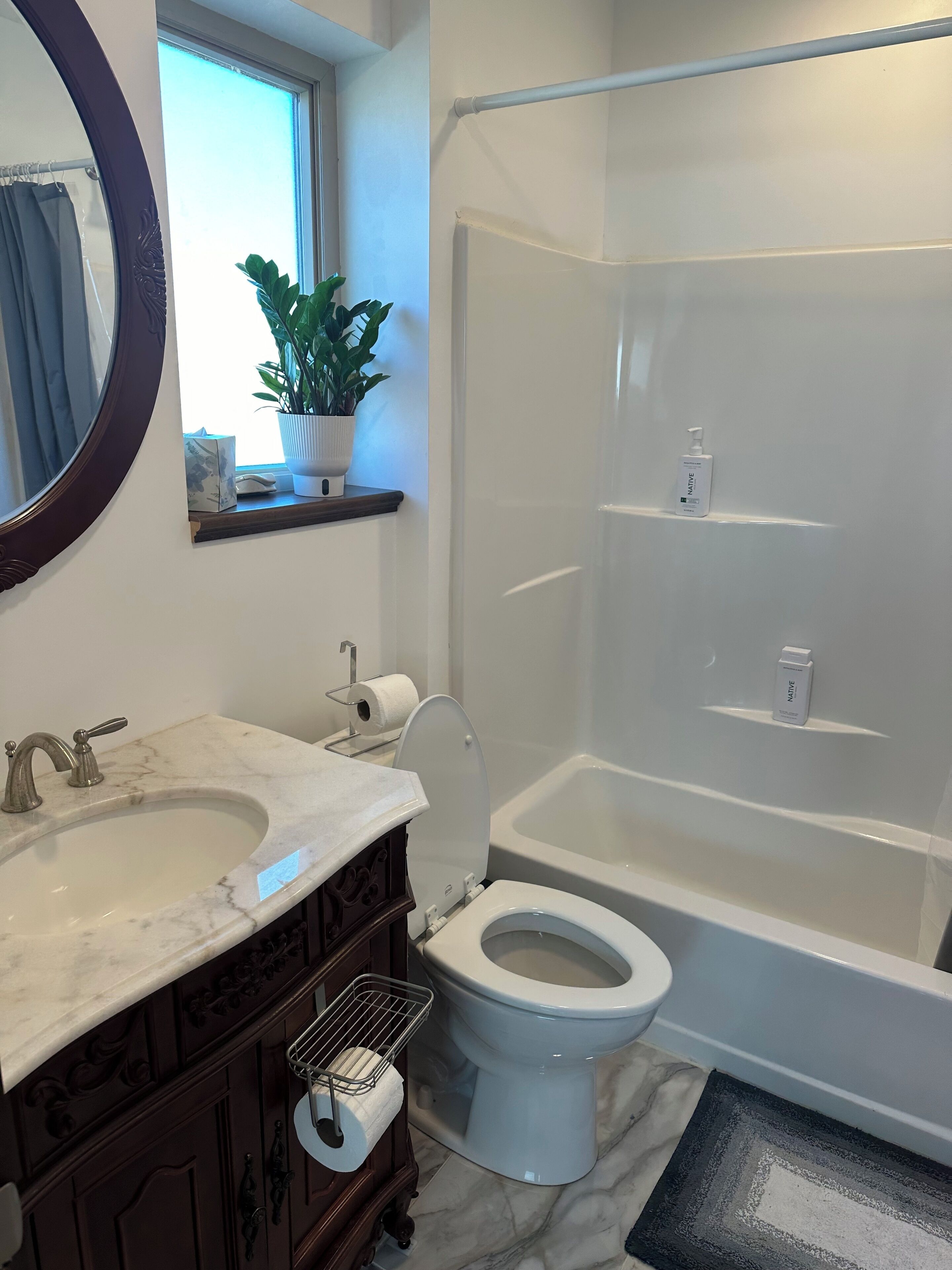 Regadera, toallas, jabón, papel de baño 