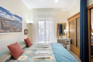 1 habitación, tabla de planchar con plancha, wifi gratis y ropa de cama 