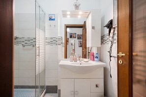 Ducha, secador de pelo y toallas