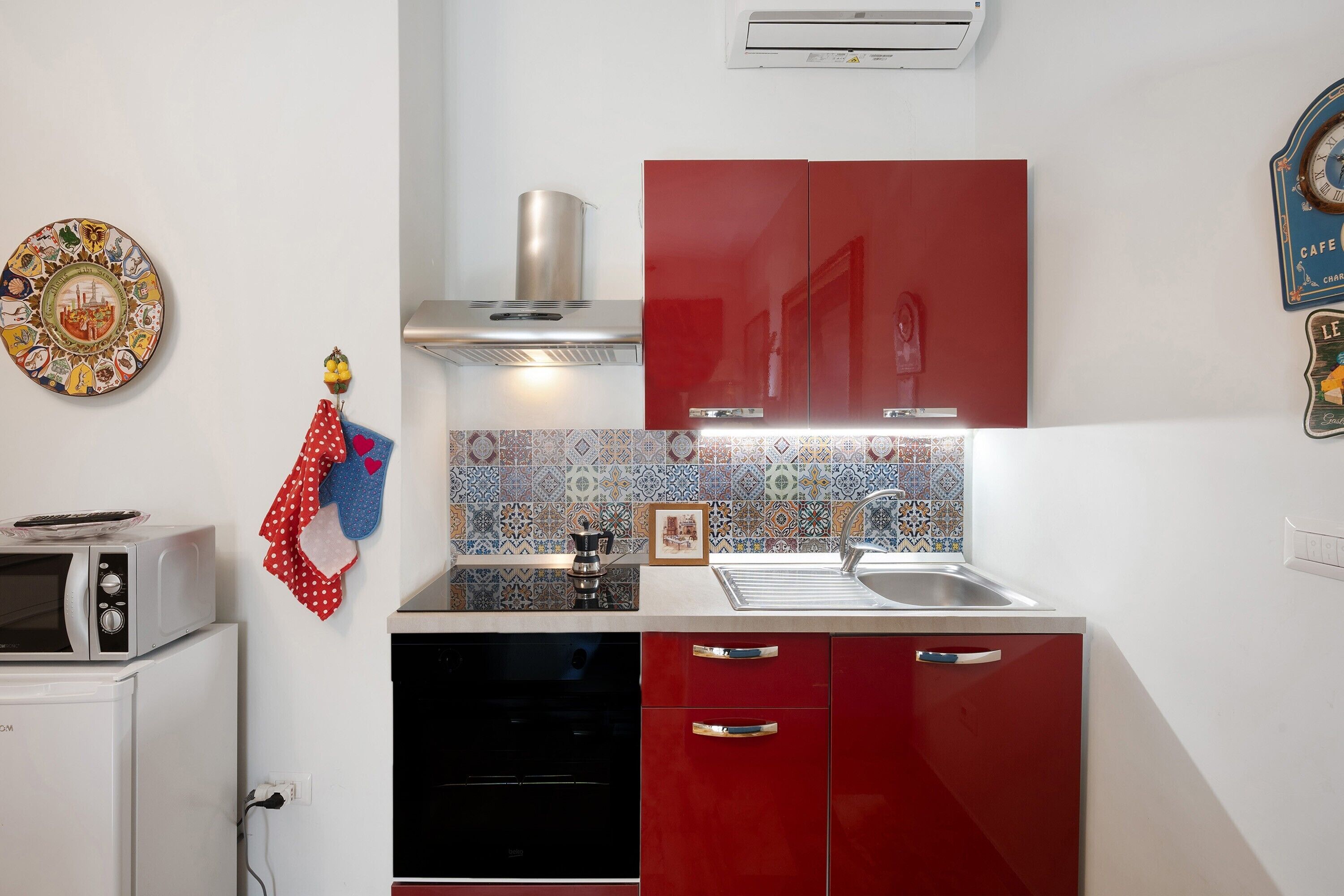 Refrigerador, microondas, horno y parrilla de estufa 