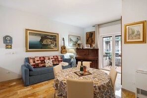 TV - Apartment 'La Maison De Julie' with Mountain View, Wi-Fi and Air Conditioning (Vico Equense)