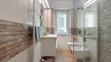 Douche, sĂšche-cheveux, serviettes fournies