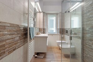 Dusch, hårtork och handdukar