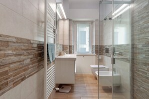 Douche, séchoir à cheveux, serviettes fournies