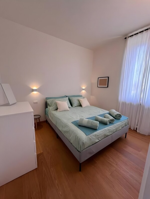 1 habitación, tabla de planchar con plancha, wifi gratis y ropa de cama 