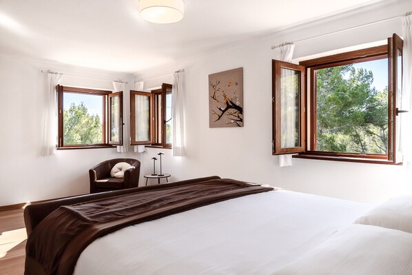 4 bedrooms, iron/ironing board, free WiFi, bed sheets