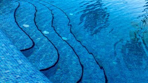 Vista nítida del borde de una piscina con un diseño de mosaicos.