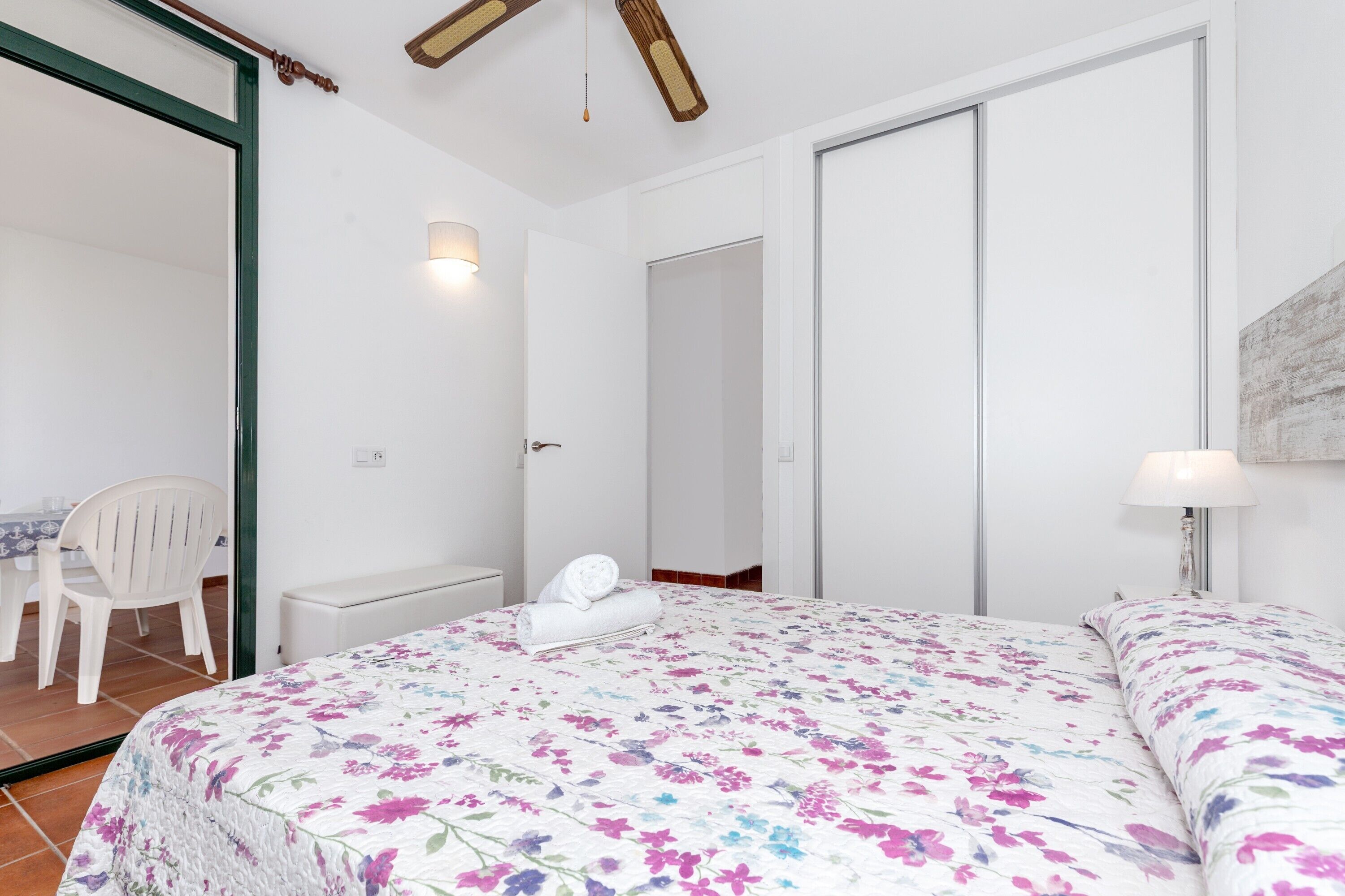 2 habitaciones, tabla de planchar con plancha y ropa de cama 