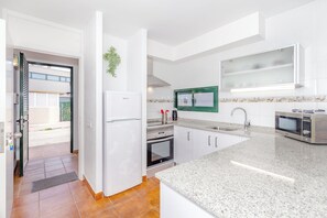 Køleskab, mikrobølgeovn, ovn, kogeplade