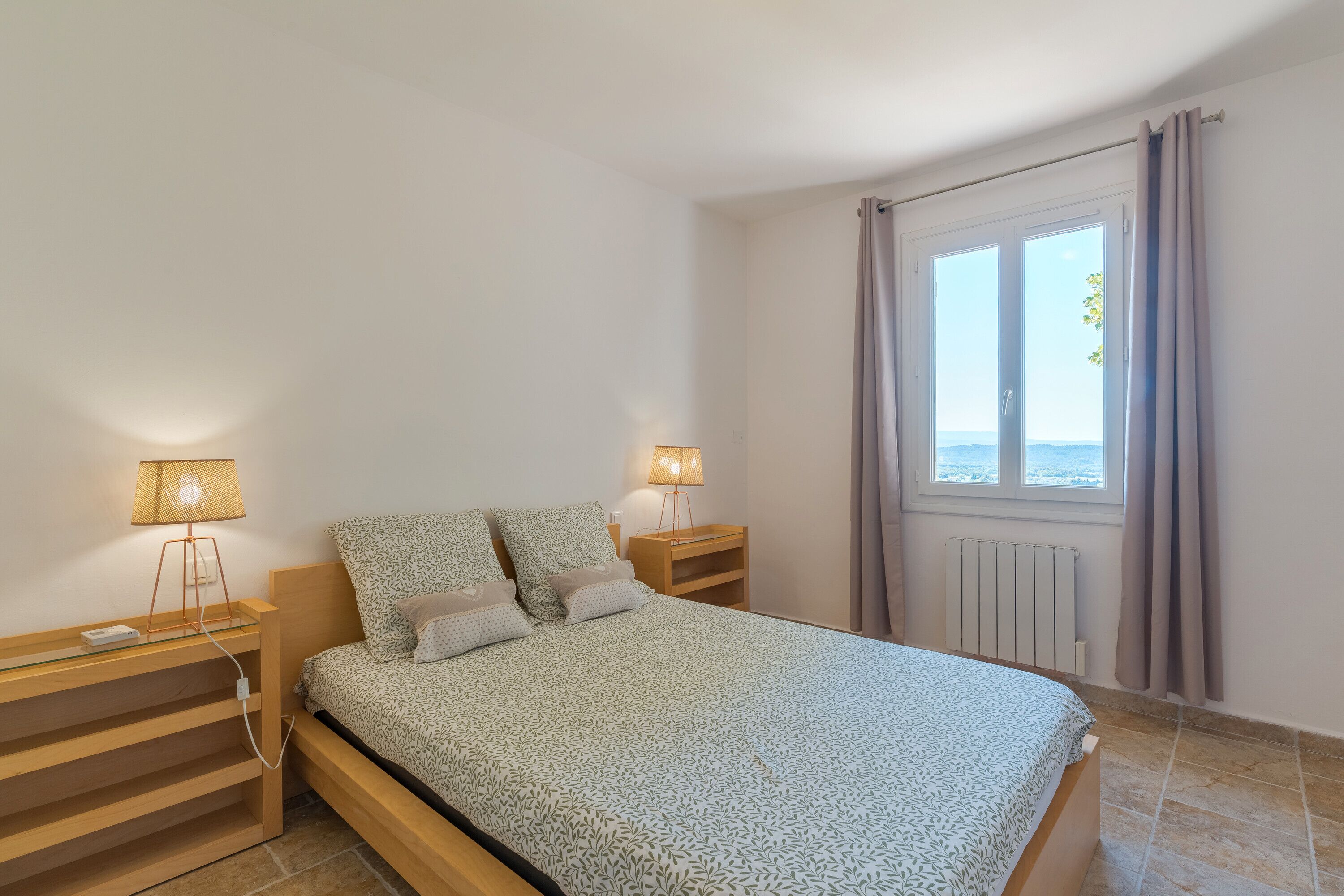 3 slaapkamers, een strijkplank/strijkijzer, gratis wifi, beddengoed