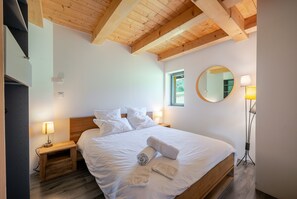 4 bedrooms, iron/ironing board, free WiFi, bed sheets