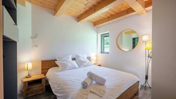 4 bedrooms, iron/ironing board, free WiFi, bed sheets