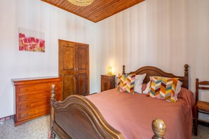 1 habitación y tabla de planchar con plancha 