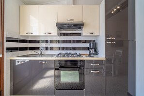Kühlschrank, Mikrowelle, Ofen, Herdplatte