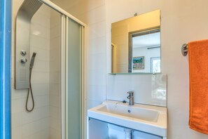 Shower - Apartment 'Appartement 4 Personnes' with Shared Garden and Balcony (Poussan)