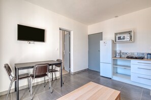 Dining - Apartment 'Appartement 4 Personnes' with Shared Garden and Balcony (Poussan)