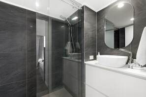 Dusche, Haartrockner, Handtücher, Toilettenpapier