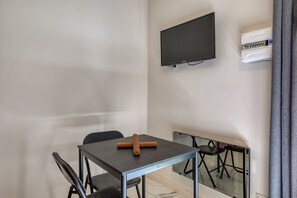 Dining - Studio Apartment '' with Shared Garden (Poussan)