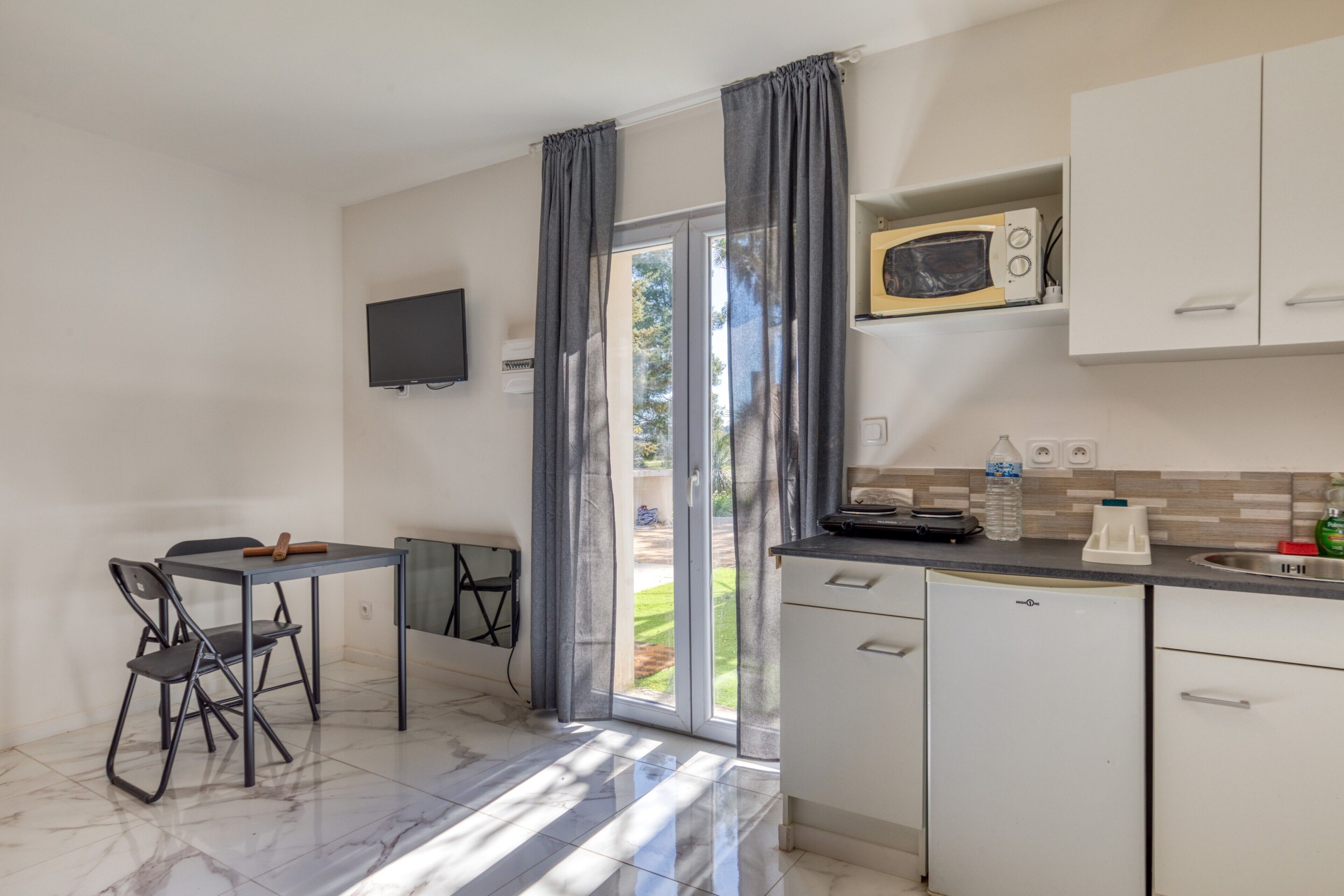 Kühlschrank, Mikrowelle, Herdplatte, Kochgeschirr/Geschirr/Besteck