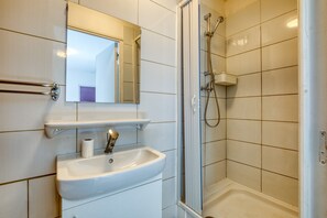 Shower - Studio Apartment '' with Shared Garden (Poussan)