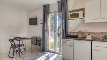 Fridge, microwave, stovetop, cookware/dishes/utensils