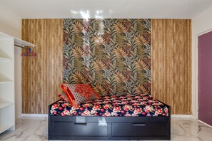 Room - Studio Apartment '' with Shared Garden (Poussan)